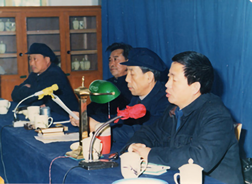 于樹民工程師（右二）在芝麻香白酒技術協作會議上