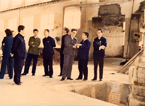 1985年5月，芝麻香學術研討會在景芝酒業召開。周恒剛、沈怡方、季克良等釀酒專家在釀酒車間指導工作