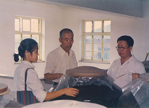 1992年，著名釀酒專家周恒剛（中）在景芝釀酒車間指導工作