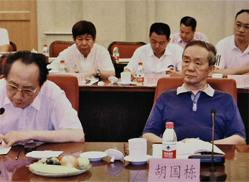 胡國棟（右），著名色譜分析專家，在景芝指導工作