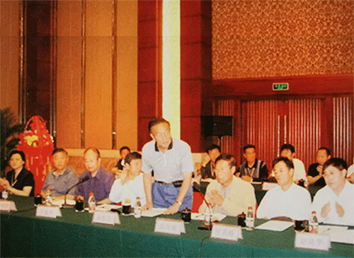 2006年9月，著名白酒專家（從右至左）趙建華、莊名揚、高月明、沈怡方、王延才、梁邦昌、栗永清、熊正河在中國芝麻香白酒高峰論壇上