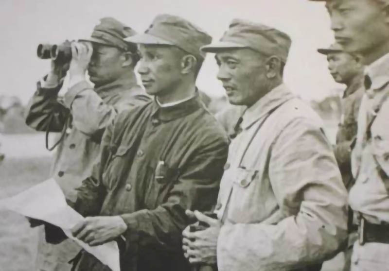3.1947年，粟裕(左二)在前線指揮.jpg
