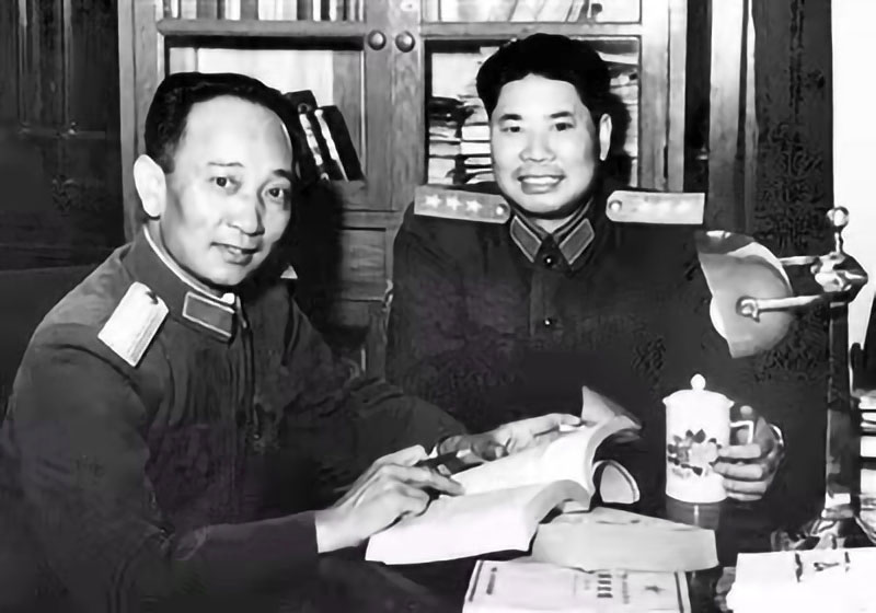 2.孫繼先（左二）與楊得志_1.jpg