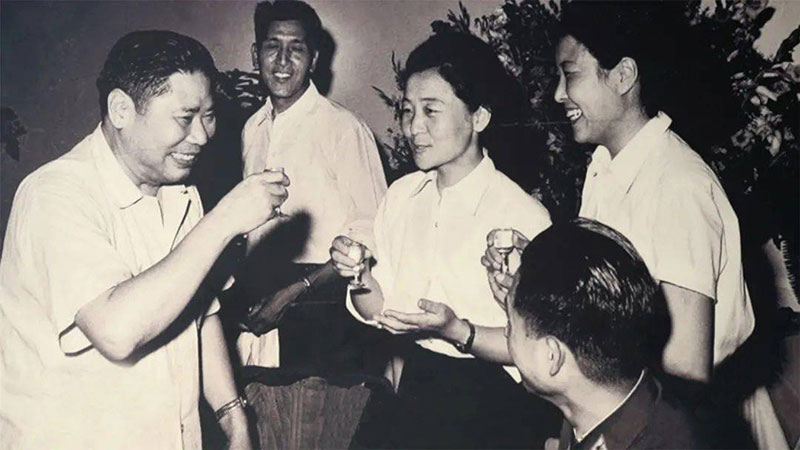 4.楊得志用景陽春招待外賓.jpg