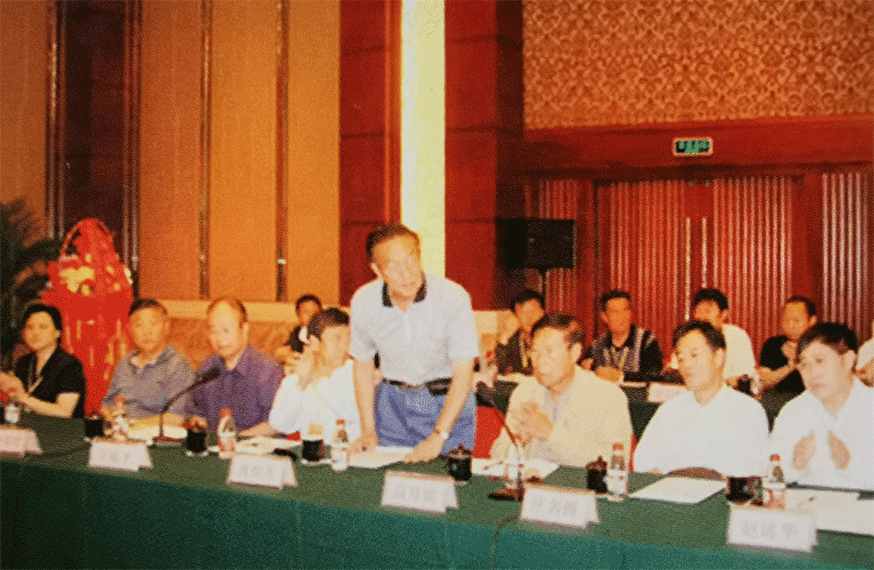 6 2006年9月，著名白酒專家（從右至左）趙建華、莊名揚、高月明、沈怡方、王延才、梁邦昌、栗永清、熊正河在中國芝麻香白酒高峰論壇上.png