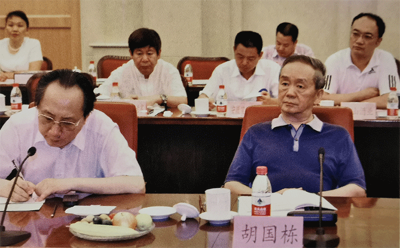 5 胡國棟（右），著名色譜分析專家，在景芝指導(dǎo)工作.png