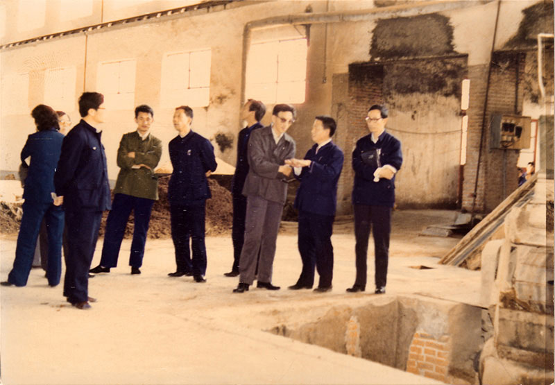 3 1985年5月，芝麻香學術研討會在景芝酒業召開。周恒剛、沈怡方、季克良等釀酒專家在釀酒車間指導工作1.jpg