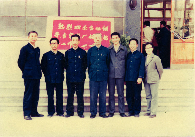 2 1985年5月，芝麻香學術討論會在景芝酒業召開。周恒剛（中）、沈怡方（右三）、金佩璋（右一）、于樹民（右五）等與公司人員合影1.jpg