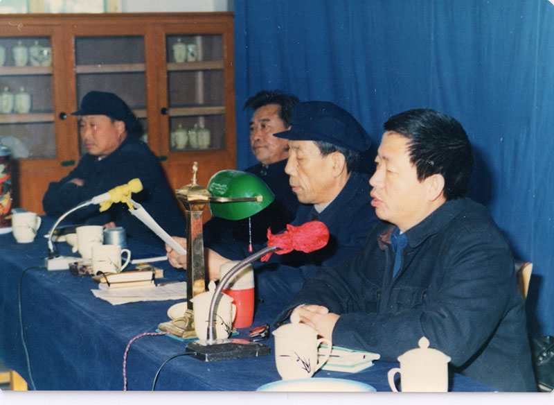 1 于樹民工程師（右二）在芝麻香白酒技術協作會議上.jpg